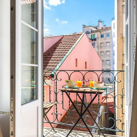 Lovelystay - Sunny Flat W/ Balcony Overseeing Graca And River Lisbona Esterno foto