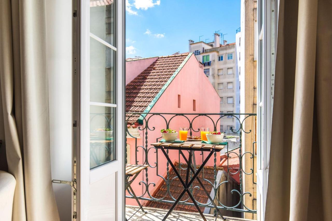 Lovelystay - Sunny Flat W/ Balcony Overseeing Graca And River Lisbona Esterno foto