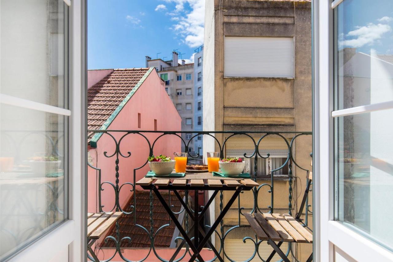 Lovelystay - Sunny Flat W/ Balcony Overseeing Graca And River Lisbona Esterno foto