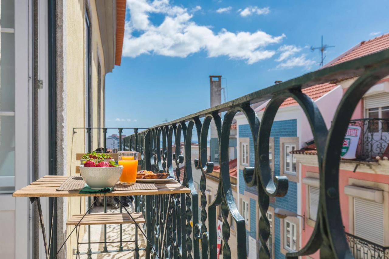 Lovelystay - Sunny Flat W/ Balcony Overseeing Graca And River Lisbona Esterno foto