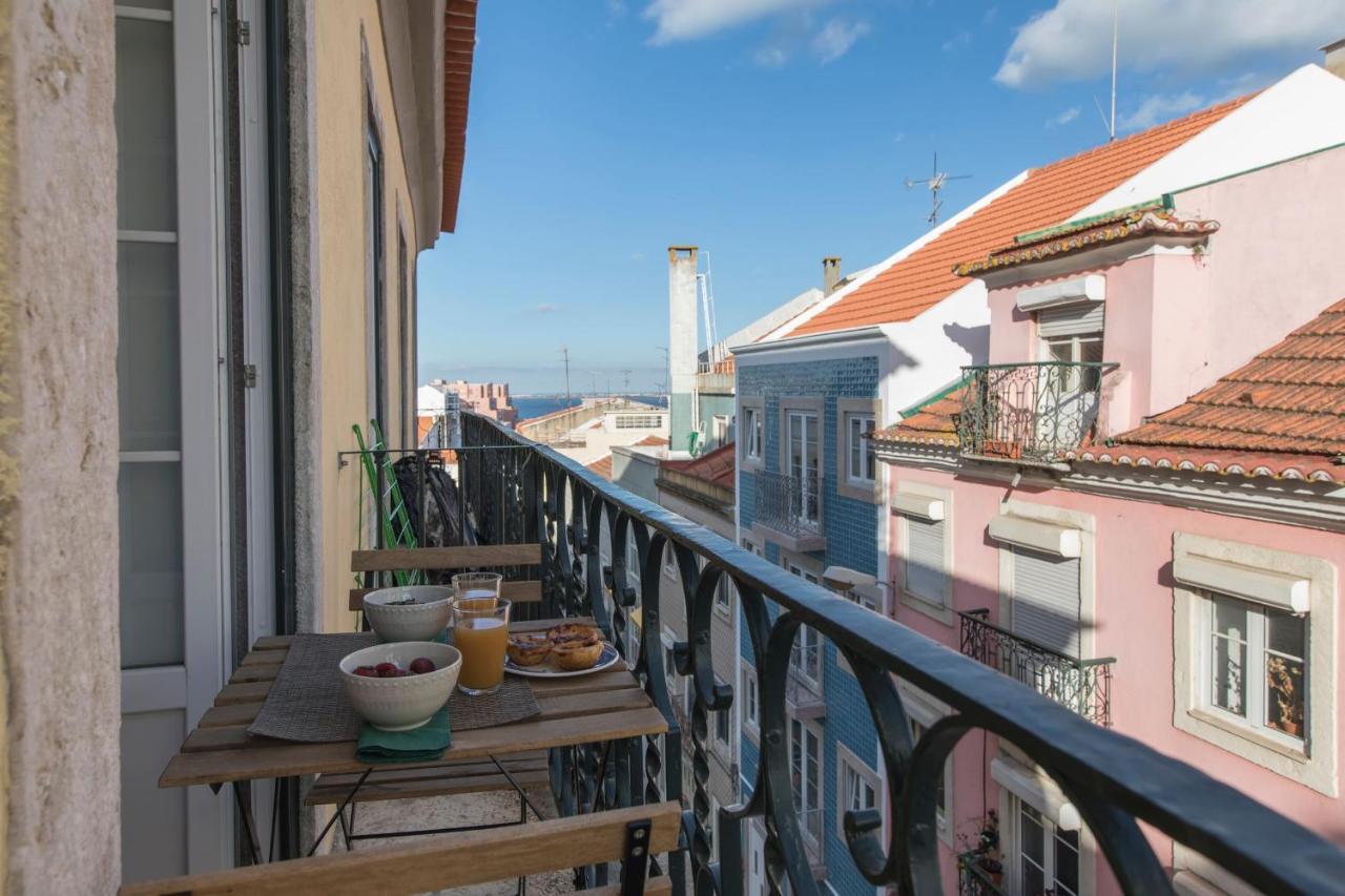 Lovelystay - Sunny Flat W/ Balcony Overseeing Graca And River Lisbona Esterno foto