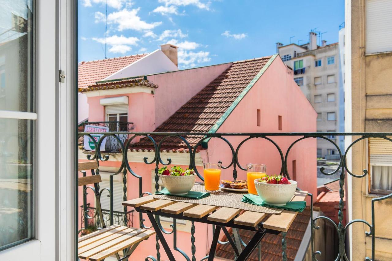 Lovelystay - Sunny Flat W/ Balcony Overseeing Graca And River Lisbona Esterno foto